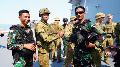 Photo of Delegasi TNI On Board di HMAS Adelaide Resmikan Latgabma Keris Woomera 2024