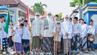 Photo of Ribuan Masyarakat Gresik Mlaku Bareng Pakai Sarung di Gebyar HSN