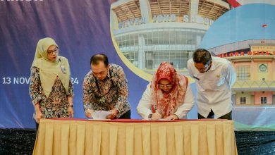 Photo of Plt Bupati Gresik Tandatangani Berita Acara Serah Terima Pengelolaan Sementara Pekerjaan Rehabilitasi dan Renovasi Stadion Gelora Joko Samudro