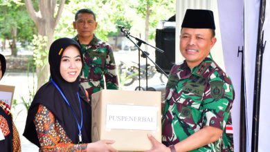 Photo of Jumat Berkah, Ba’da Jumatan Komandan Puspenerbal Makan Bersama dan Bagikan Sembako kepada PHL