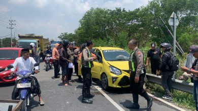 Photo of Mobil Toyota Agya Tabrak Pembatas Tol Di Cerme, Terpental Mengenai Pengendara Motor