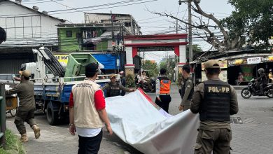 Photo of Bawaslu Gresik Bersama Tim Gabungan Menertibkan Alat Peraga Kampanye (APK)