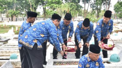 Photo of PNS Kodiklatal Peringati HUT KORPRI dengan Ziarah dan Tabur Bunga di TMP 10 Nopember Surabaya