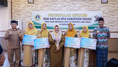 Photo of Wabup Gresik Berikan Reward kepada Kafilah MTQ ke-30 Provinsi Jatim.