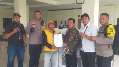 Photo of Kapolsek Menganti Kawal Pendistribusian Logistik Pemilu Ke 22 Desa Se-Kecamatan Menganti