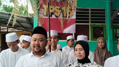 Photo of Calon Bupati Gresik Fandi Akhmad Yani, bersama istrinya, Nurul Haromaini, Memilih Di TPS 16