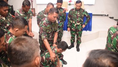 Photo of Kodiklatal Tingkatkan Kemampuan Prajurit melalui Latihan Bantuan Hidup Dasar (BHD)