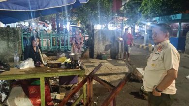 Photo of Cuek Terhadap Tatib, Pol PP Gresik Turun Tangan Tertibkan Parkir Liar dan Pedagang Emperan Pasar Gresik