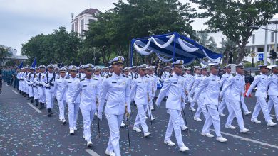 Photo of Surabaya, Kota Angkatan Laut: Wadan Kodiklatal Meriahkan Navy Parade di Hari Armada RI