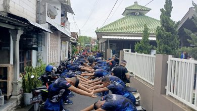 Photo of Tim Kodiklatal Lewati Rintangan Hujan Dalam Gerak Jalan Mojokerto – Surabaya