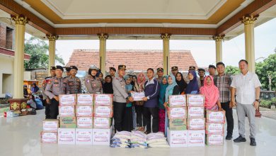 Photo of Peduli Korban Puting Beliung, Polres Jombang Salurkan Bantuan Sembako Kepada Masyarakat