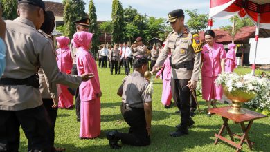 Photo of Tradisi Siraman Kembang Iringi Kenaikan Pangkat 68 Anggota Polres Jombang