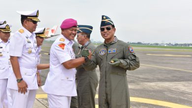 Photo of Dankodikmar Kodiklatal Terima Penyematan Brevet Kehormatan Penerbang TNI AL