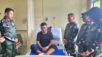 Photo of Dansatdik-1 Kodiklatal Berikan Semangat Prajurit Yang Sedang Dirawat Di Rumah Sakit