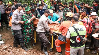 Photo of Polres Jombang Bersama TNI, Bantu Pencarian Korban Tanah Longsor