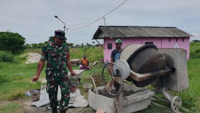 Photo of Karya Bakti Babinsa Koramil 0817/06 Manyar, Wujudkan Semangat Gotong Royong di Desa Betoyokauman