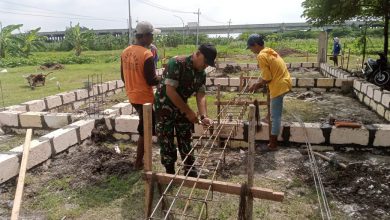 Photo of Babinsa Koramil 0817/03 Kedamean Bersama Warga Gotong Royong Bangun Kantor Sekretariat Desa