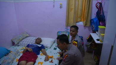 Photo of Bentuk Kepedulian Kapolres Gresik AKBP Rovan Jenguk Anggota yang Sakit dan Beri Dukungan