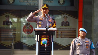 Photo of Kapolres Gresik Tegaskan Larangan Truk Melintas saat Jam Operasional dan Truk Muat MBLB Wajib Ditutup Terpal