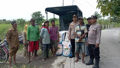 Photo of Polsek Cerme Dukung Ketahanan Pangan dengan bantu permudah Distribusi Bantuan Pupuk kepada Petani