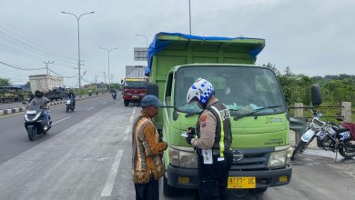 Photo of Satlantas Polres Gresik Tindak Tegas Truk Langgar Jam Operasional