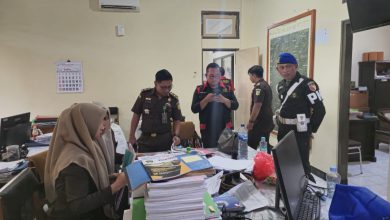 Photo of Kejari Kabupaten Blitar Geledah Kantor PUPR Kabupaten Blitar Terkait Proyek Dam Kalibentak