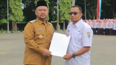 Photo of Bupati Gresik Serahkan SK Penyesuaian Tunjangan Jabatan Fungsional, Tekankan PPPK Tingkatkan Kompetensi dan Peduli Lingkungan