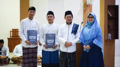 Photo of Jelang Nisfu Sya’ban, Anak Sang Kiai dan Satu Santri Lainnya Jadi Hafidh ke-75 dan 76 Pondok Pesantren Refah Islami