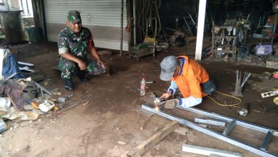 Photo of Babinsa Koramil 0817/09 Balongpanggang Laksanakan Komsos dengan Pemilik Bengkel Las untuk Dorong Kemajuan Usaha