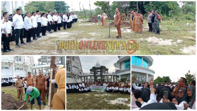 Photo of Wabup Gresik Menghijauhkan Islamic Center Dengan Menanaman Pohon bersama Para PPPK Dari Guru