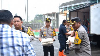 Photo of Kapolres Gresik Terjun Langsung Salurkan Bantuan Sosial untuk Warga Terdampak Banjir di Driyorejo