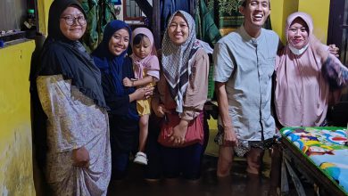 Photo of Malam-malam Kades Bungah Gresik Sambangi Warga Terdampak Banjir Bengawan Solo