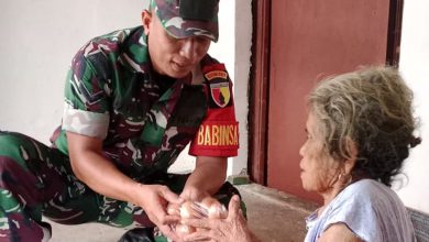 Photo of Babinsa Duduksampeyan Peduli, Berikan Bantuan Sembako kepada Warga Binaan Kurang Mampu