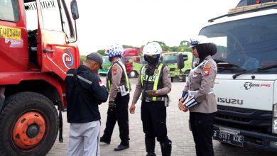 Photo of Satlantas Polres Gresik Peduli, Gelar Penertiban Angkutan Barang dan Pembagian Takjil
