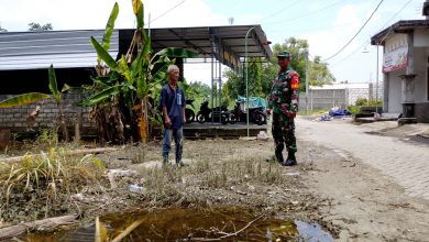 Photo of Babinsa Koramil 15 Bungah Monitoring Banjir Di Wilayah Hingga Surut 100 %