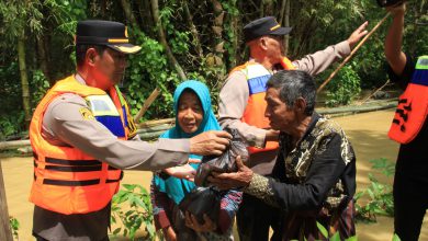 Photo of Kapolres Sampang Berikan Bantuan Kepada Korban Terdampak Banjir