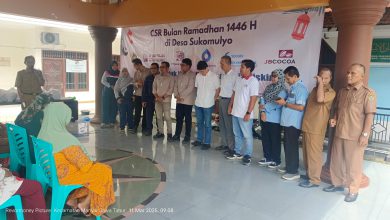 Photo of Momen Ramadan, Pemdes Sukomulyo Salurkan 250 Sembako CSR Perusahaan Pada Warga di Tahap Pertama