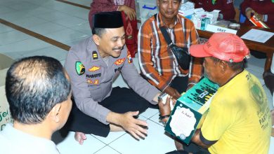 Photo of Peduli Kesehatan Warga di Bulan Ramadan, Polres Gresik Gelar Bakti Sosial Kesehatan dan Pembagian Sembako