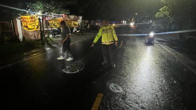 Photo of Pemotor Asal Cerme Tewas Usai Gagal Salip Truck Di Jalan Raya Kedamean Gresik