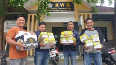 Photo of Jelang Lebaran, Pengusaha Minuman Tradisional di Gresik Berbagi Puluhan Kardus Sinom untuk Jurnalis KWG