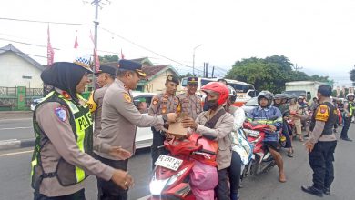 Photo of Kapolres Jombang Turun Langsung Pantau Arus Lalin di Jalur Arteri Bandar Kedungmulyo Menuju Simpang Tiga Bangjuri