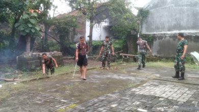 Photo of Karya Bakti Anggota Koramil 0817/03 Kedamean Bersatu Jaga Kebersihan Lingkungan