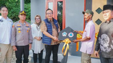 Photo of Wabup Gresik Serahkan Kunci Rumah Tahan Gempa bagi Warga Terdampak di Pulau Bawean