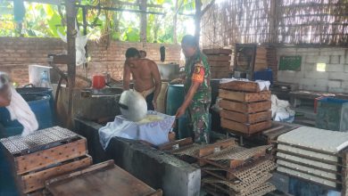 Photo of Babinsa Sidojangkung Jalin Komsos dengan Pelaku UMKM, Dukung Pengembangan Usaha Tahu Lokal