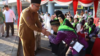Photo of 260 Jamaah Calon Haji Gresik Berangkat, Wabup: Niatkan Ibadah Selama di Tanah Suci, Semoga Pulang dengan Haji yang Mabrur