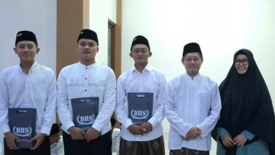 Photo of Tangis Haru Iringi Setor Khatam Hafalan Santri ke-79, 80 dan 81 di Masjid Refah Islami