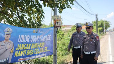 Photo of Ingatkan Pengendara, Satlantas Polres Gresik Pasang Banner Bahaya Menyalip Sebelah Kiri