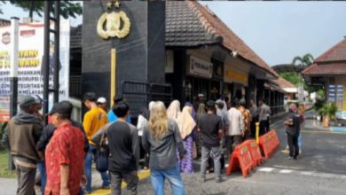 Photo of Korban Penipuan Seorang Oknum Kiai Geruduk Polres Jombang