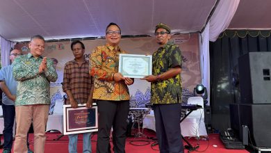 Photo of Berjasa Kembangkan Bonsai, Desa Petung Panceng Dinobatkan Jadi Desa Bonsai