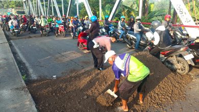 Photo of Polsek Driyorejo Sigap Tambal Jalan Berlubang Penghubung Gresik-Sidoarjo, Cegah Laka Lantas
